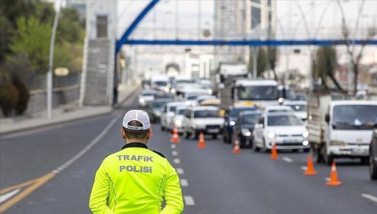 ankarada-bazi-yollar-trafige-kapatildi-g8OXZf1J.jpg