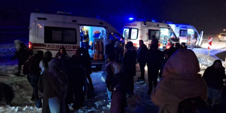 bayburt-gumushane-yolunda-otobus-kaza-yaparak-durdu-kdrFvJcm.jpg