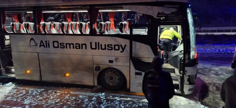 gumushanede-kaygan-yolda-otobus-kazasi-14-yarali-Os9ufuSc.jpg