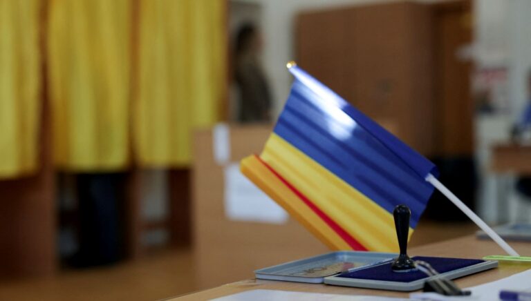 ilk-secim-iptal-edilmisti-romanya-cumhurbaskanini-secmek-icin-sandik-basinda-LhqiECZw.jpg
