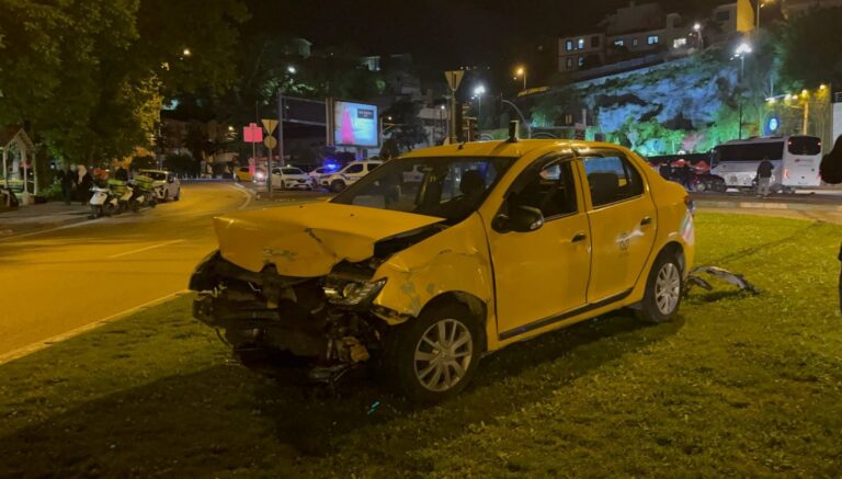 kirmizi-isikta-gecen-otomobiltaksiye-carpti-7-yarali-P3au3Isq.jpg