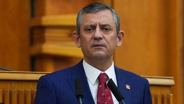 ozgur-ozele-akm-cikisinda-fiziksel-saldiri-HDUPVb5T.jpg