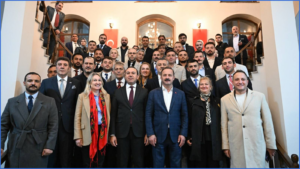 anahtar parti genel baskani agiralioglundan bahceliye bir kurucu onder var o da mustafa kemal ataturk uW7pZSVH.png