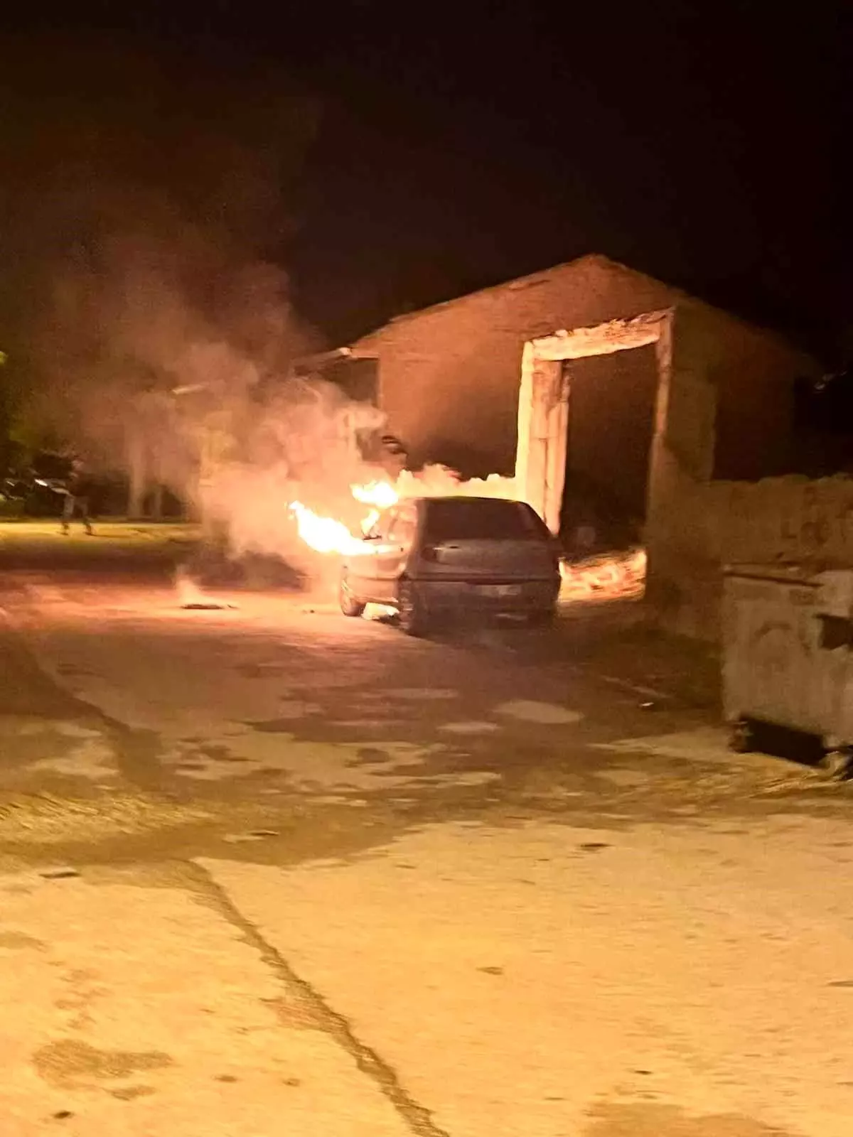 eskisehirde park halindeki otomobil yangini u4euRrj5.jpg