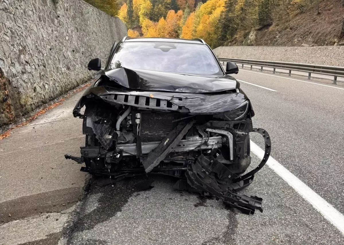 boluda elektrikli otomobil kazasi surucu yaralanmadi 4XYRROAE.jpg