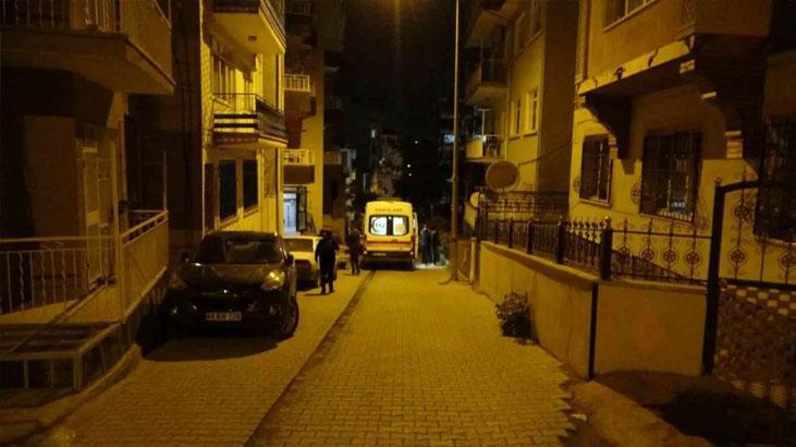 esinden haber alamayinca garaja indi gordugu manzara karsisinda soka girdi WYsD4EM3.jpg