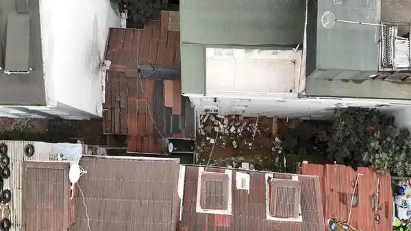 istanbul arnavutkoyde istinat duvari yikildi 2 bina tahliye edildi seGY4JyR.jpg